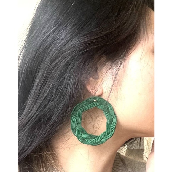 Tiffany & Co. 18k Gold 750 Elsa Peretti Circle hook earrings in green woven silk - Picture 1 of 10